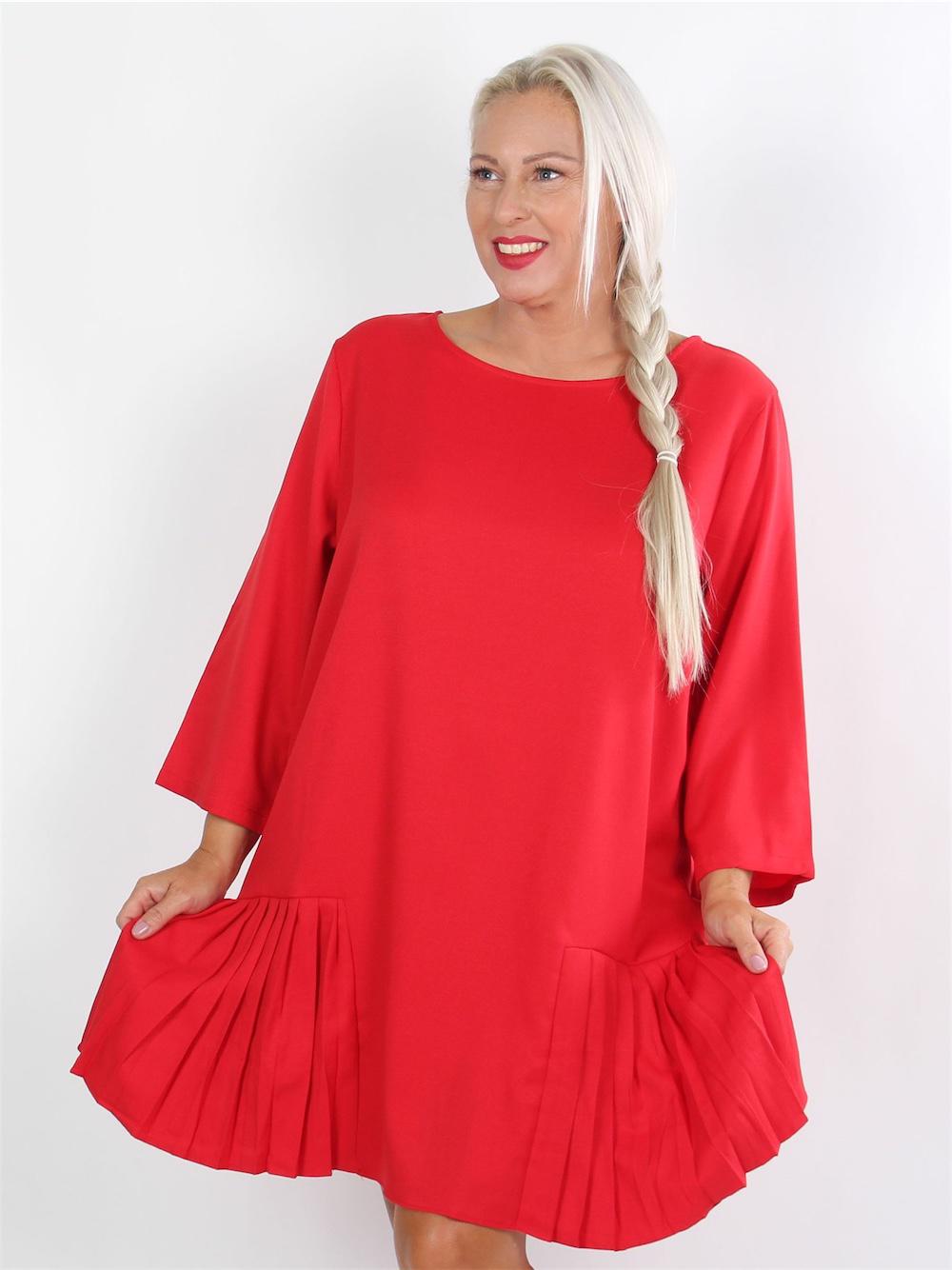 Parla - Svart klänning i a-form med volangdetaljer och 3/4-ärmar